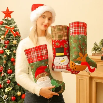 Коледни чорапи с бродирани Коледни чорапи за Подаръци Подаръци Дядо Коледа Чорапи под формата на снежен човек Декоративна композиция Подарък пакети на стената