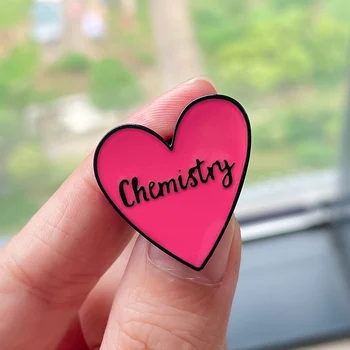 Химическо емайл, Брошка-на жени във формата на сърце, Лабораторни аксесоари, Шапка, значка на ревера на палтото, писмо, украса за химици, студенти химически специалности.